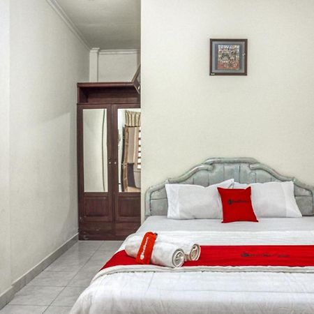 Отель Reddoorz Syariah @ Raya Tajem Maguwo Kalasan Экстерьер фото
