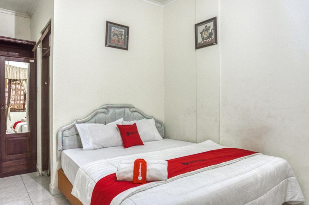 Отель Reddoorz Syariah @ Raya Tajem Maguwo Kalasan Экстерьер фото