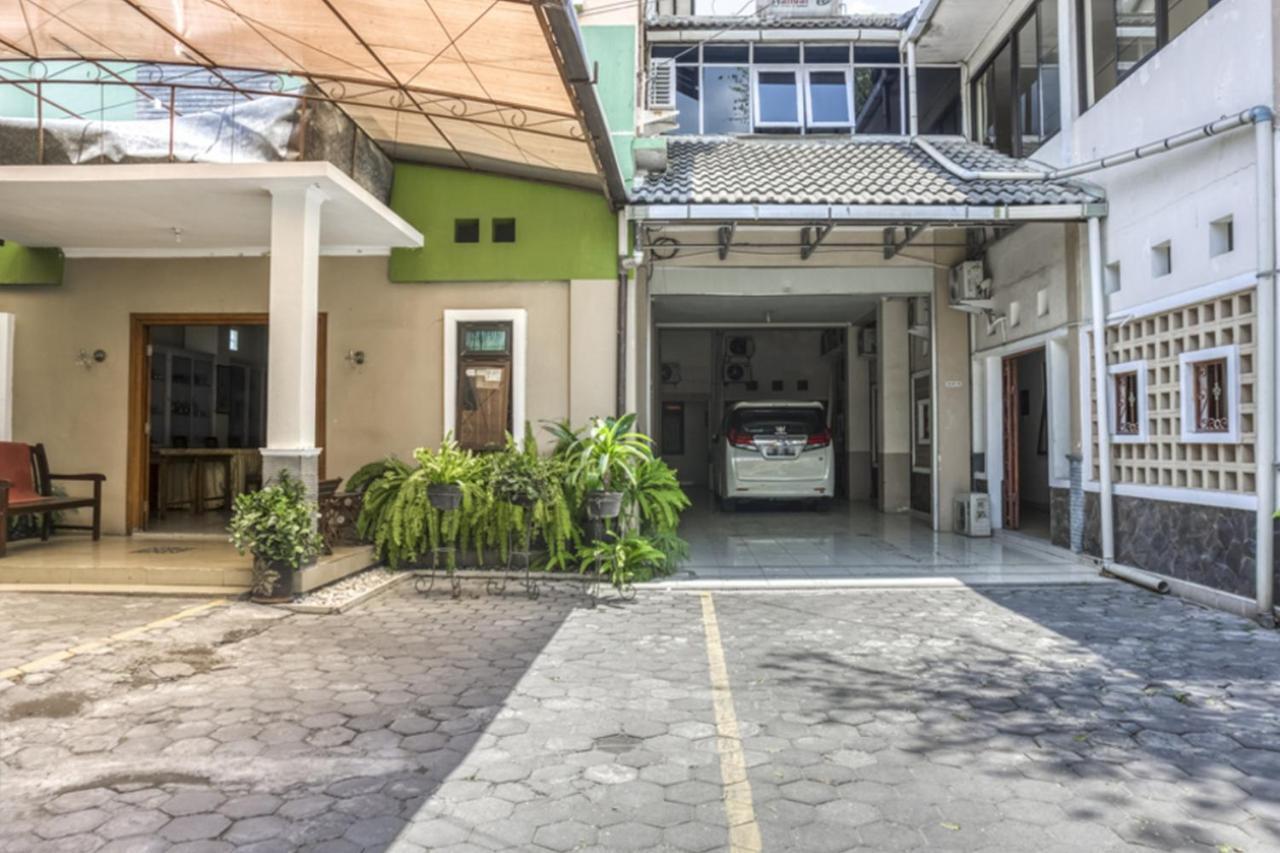 Отель Reddoorz Syariah @ Raya Tajem Maguwo Kalasan Экстерьер фото