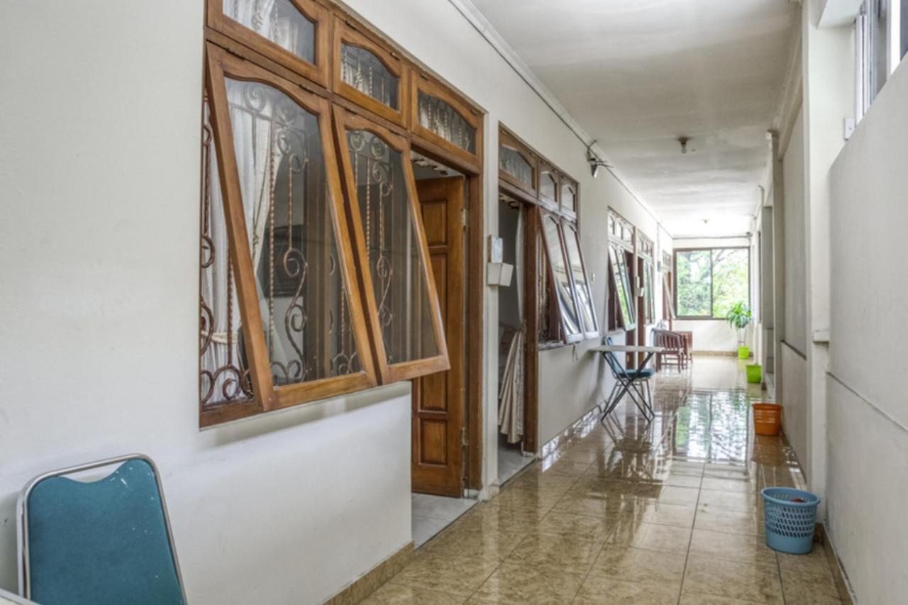 Отель Reddoorz Syariah @ Raya Tajem Maguwo Kalasan Экстерьер фото