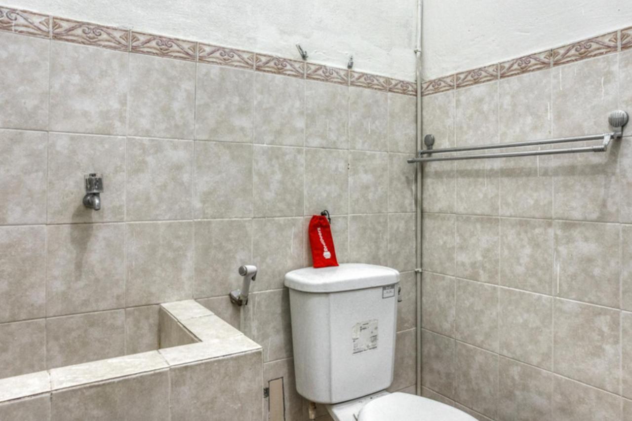 Отель Reddoorz Syariah @ Raya Tajem Maguwo Kalasan Экстерьер фото